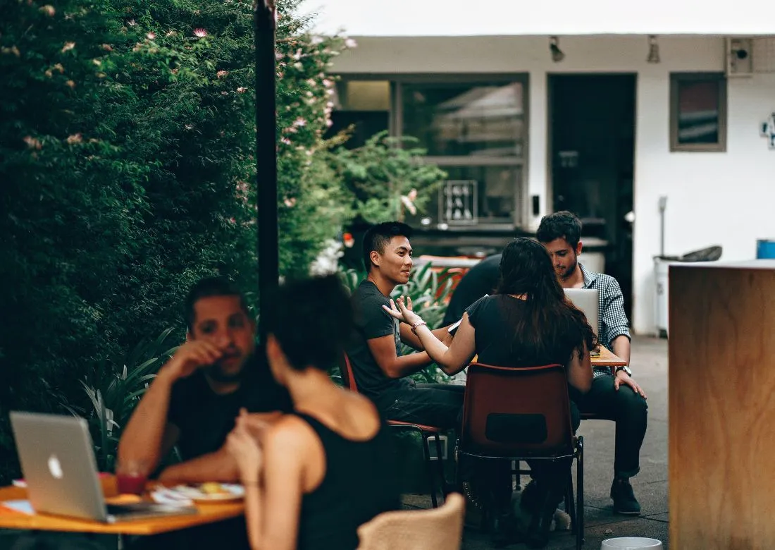 Pour aller à l’essentiel, il s’agit tout simplement de toute forme de travail normalement exercé à l’intérieur des locaux de l’entreprise, mais réalisé à l’extérieur.