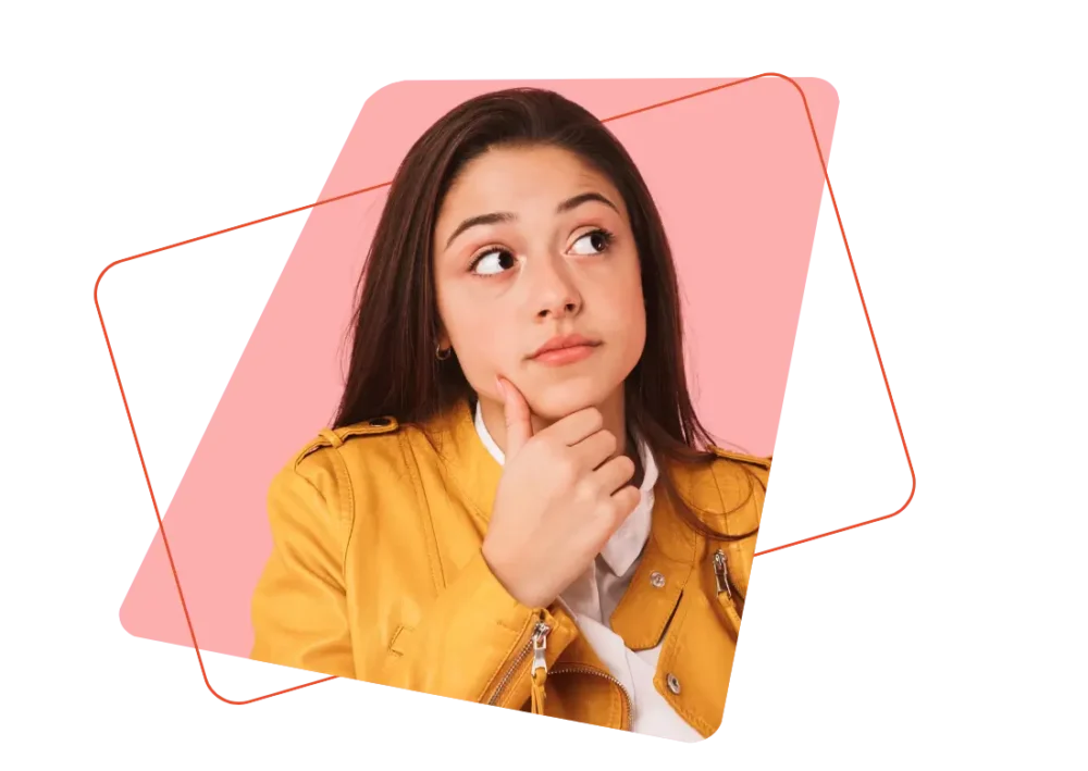Jeune femme pensive en veste jaune sur fond rose, illustrant le questionnement lié au choix d’un cabinet d’externalisation RH