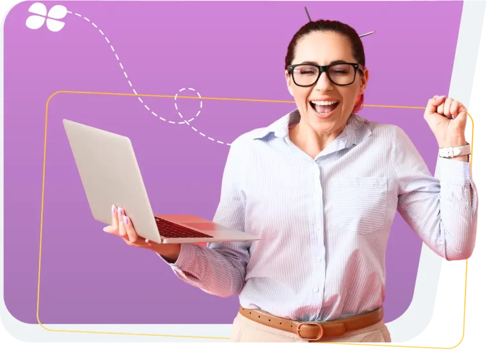 Femme professionnelle souriante devant son ordinateur, représentant une solution clé en main de sous-traitance de la paie pour les cabinets comptables.