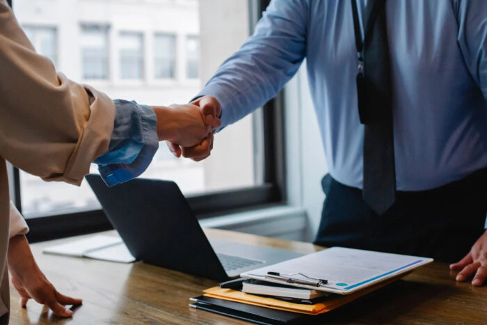 comment assurer une gestion des contrats de travail efficacement avec un sirh