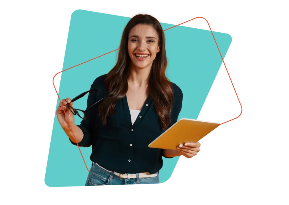 Femme souriante tenant une tablette et des lunettes, illustrant la simplicité de gestion RH grâce au guide sur la prime de vacances Syntec 2025