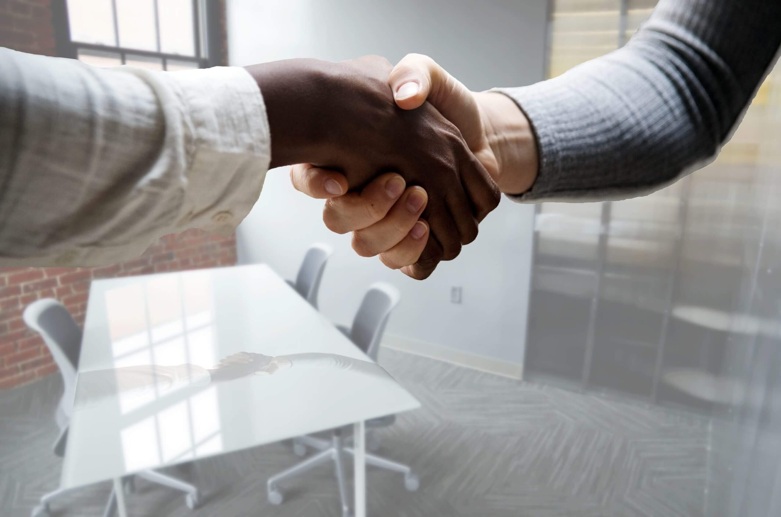 Deux collaborateurs Silae qui se serrent la main