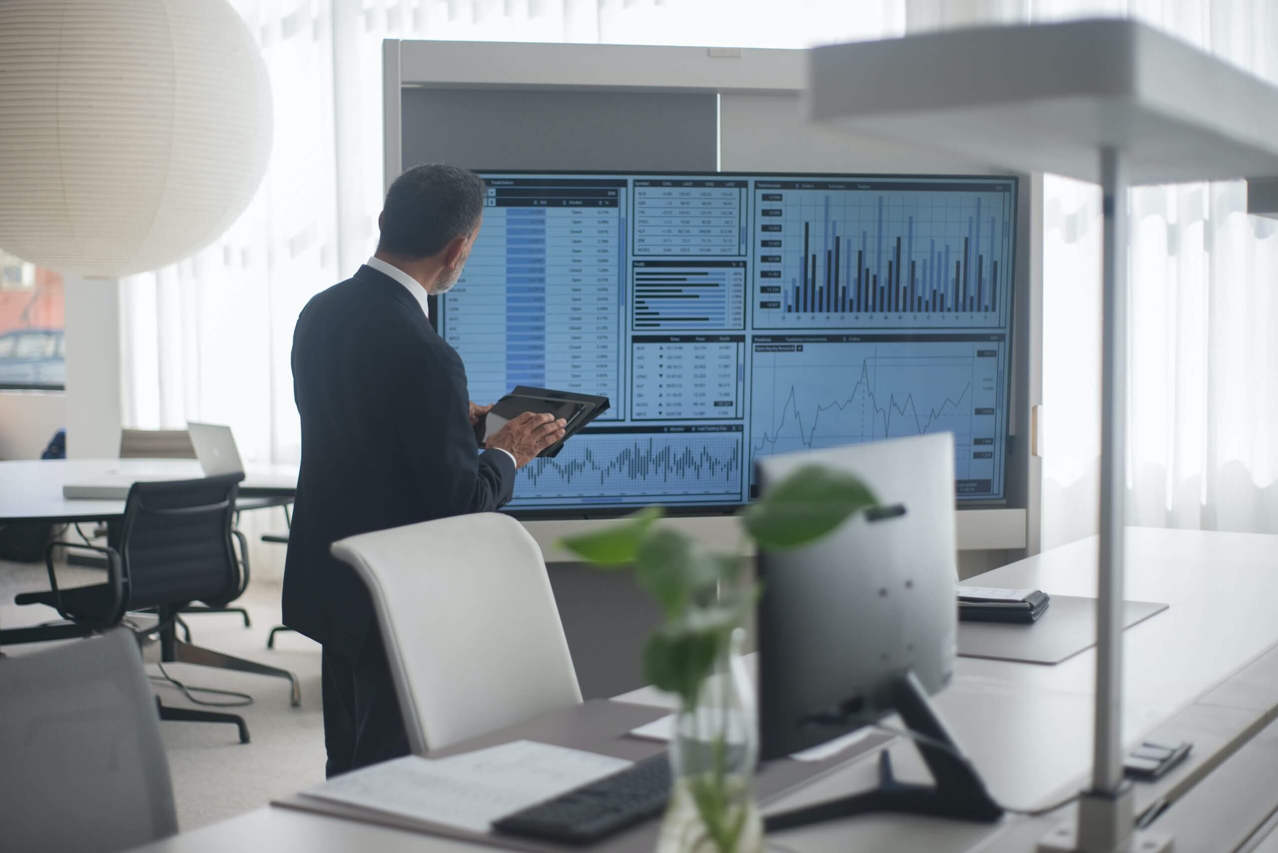 Collaborateur Silae qui analyse des chiffres