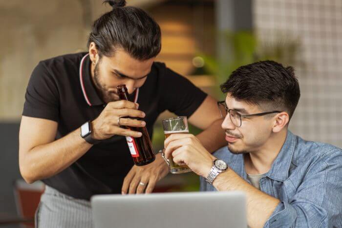 Deux hommes prenant l'apéro