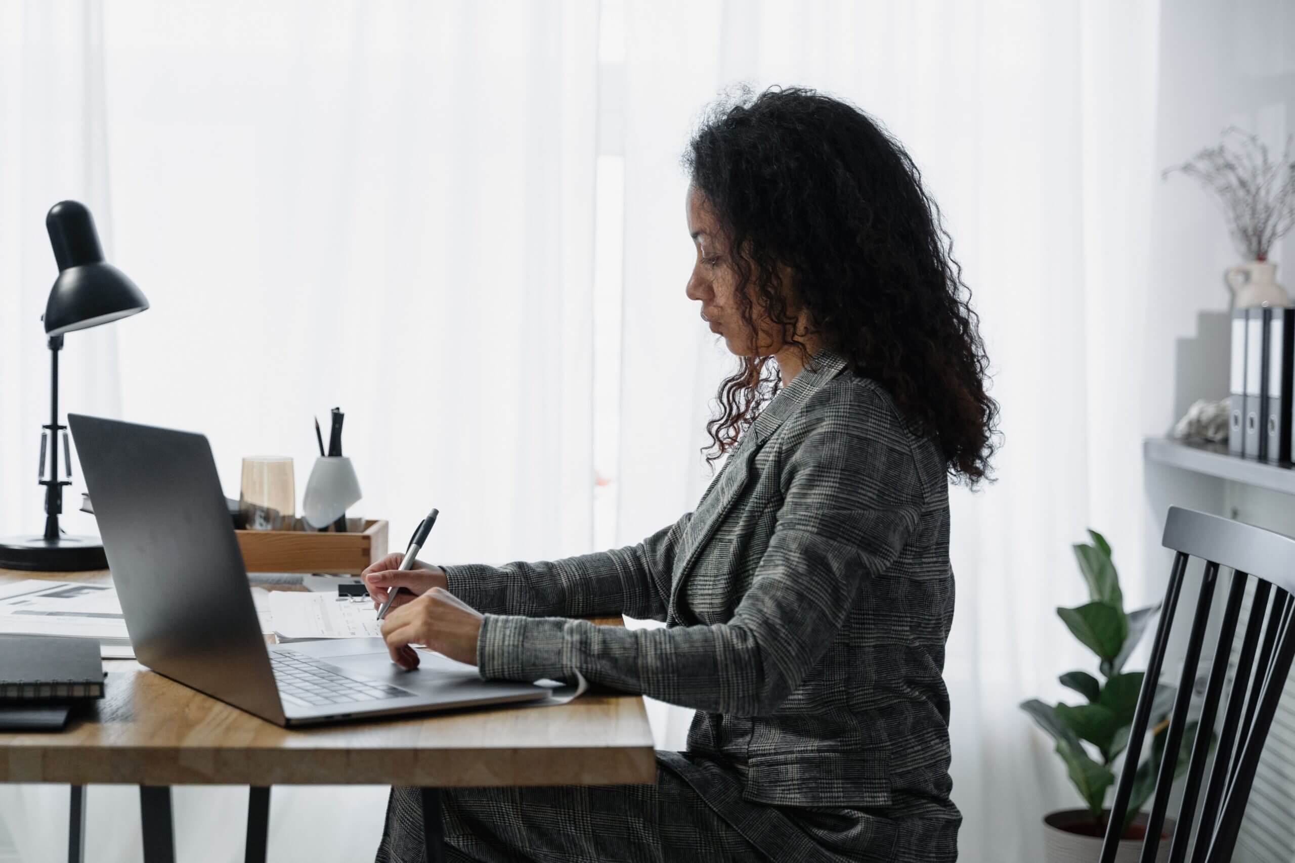 Collaboratrice Silae devant son ordinateur