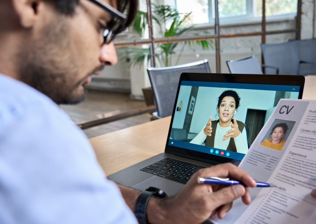 Grâce au numérique, organiser un job dating à distance permet de recruter de nouveaux talents peu importe où ils se trouvent.