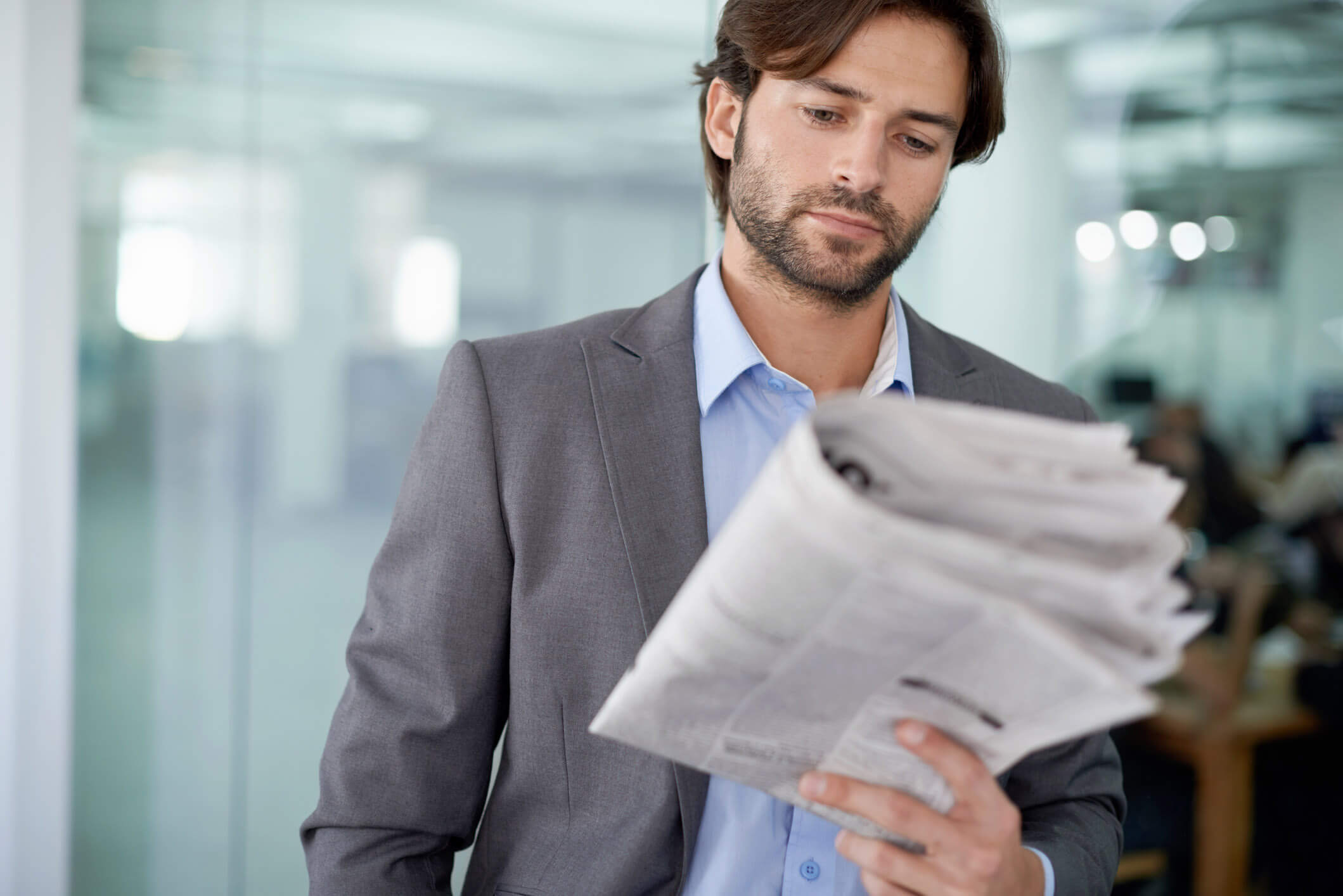 Collaborateur Silae lisant un article de presse dans un journal