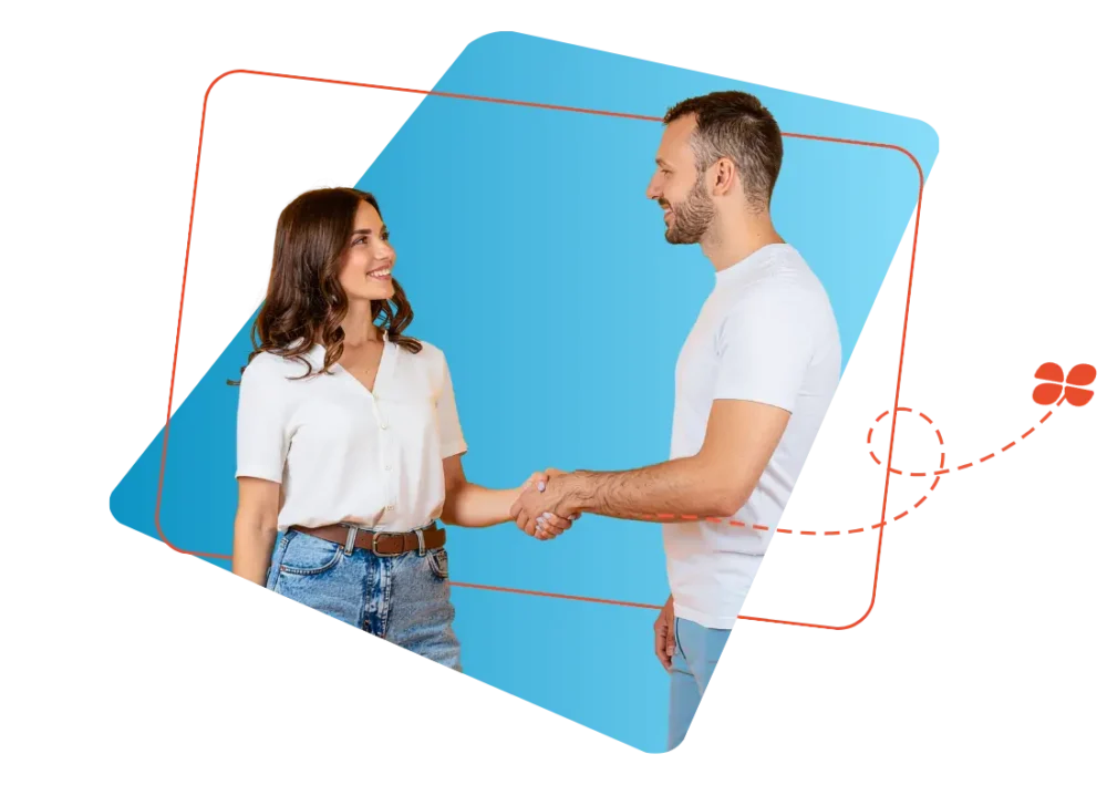 Deux collaborateurs Silae se serrant la main avec le sourire, symbolisant l’esprit d’équipe et la collaboration