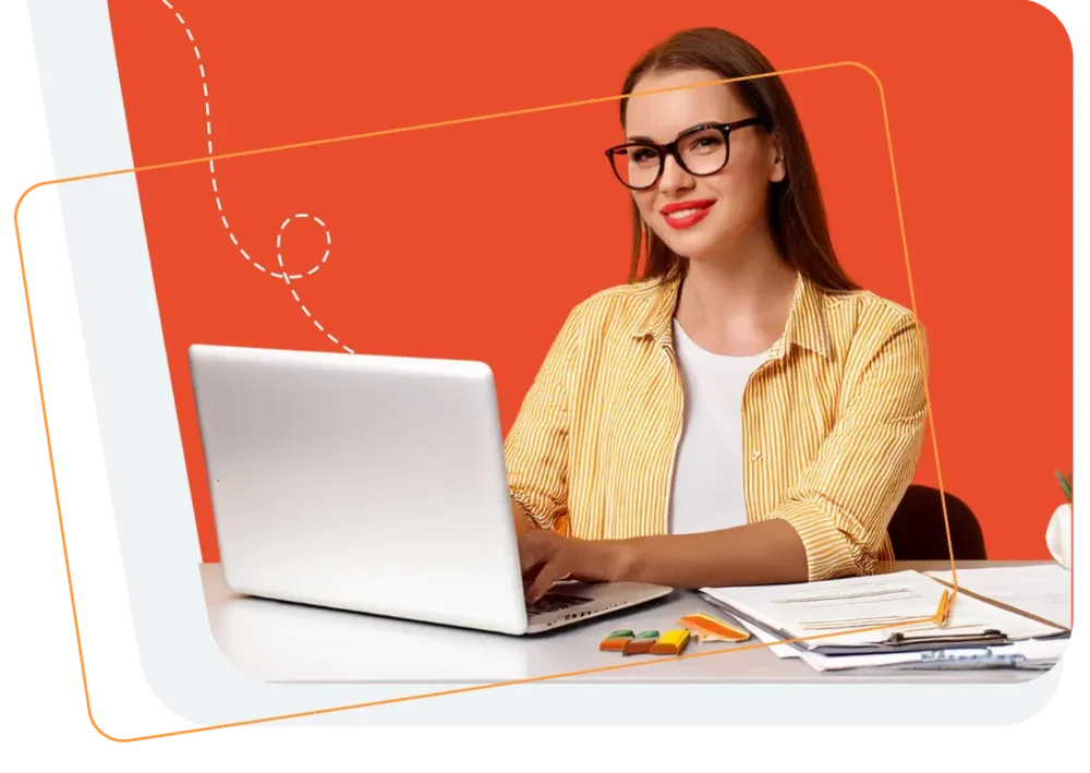 Personne travaillant sur un ordinateur portable, représentant l’automatisation des paramétrages légaux et des déclarations sociales dans le logiciel de paie My Silae.